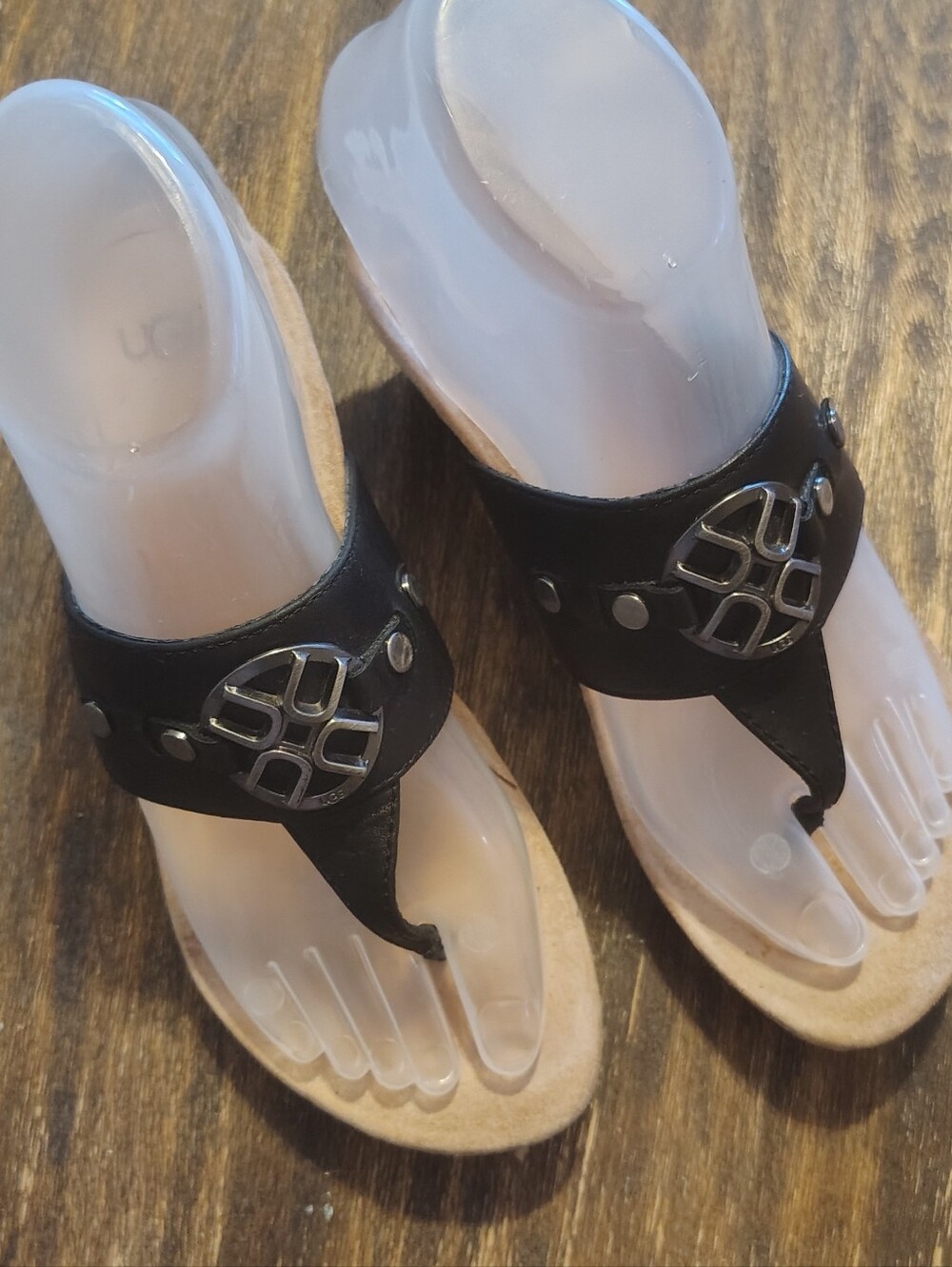 UGG Black Thong Sandal with Silver Emblem Boho Summer Vacation Size 5
